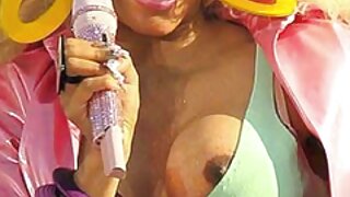 Sex-starved người đấm bóp đàn bà fucks sluttishly tìm kiếm brunette Jessie hot girl hàn thủ dâm Diamond