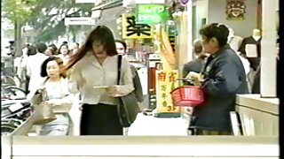 Búp ca sĩ hàn quốc đóng phim sex bê tình dục Nhật Bản tóc dài với thân hình mảnh khảnh đứng trên đầu gối và bú hai dương vật đầy nước ngọt.